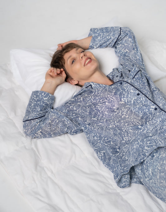 Blue-white small pattern 100% Indian cotton women’s pyjama set with shirt and long pants, oversized fit, light and breathable, in bed